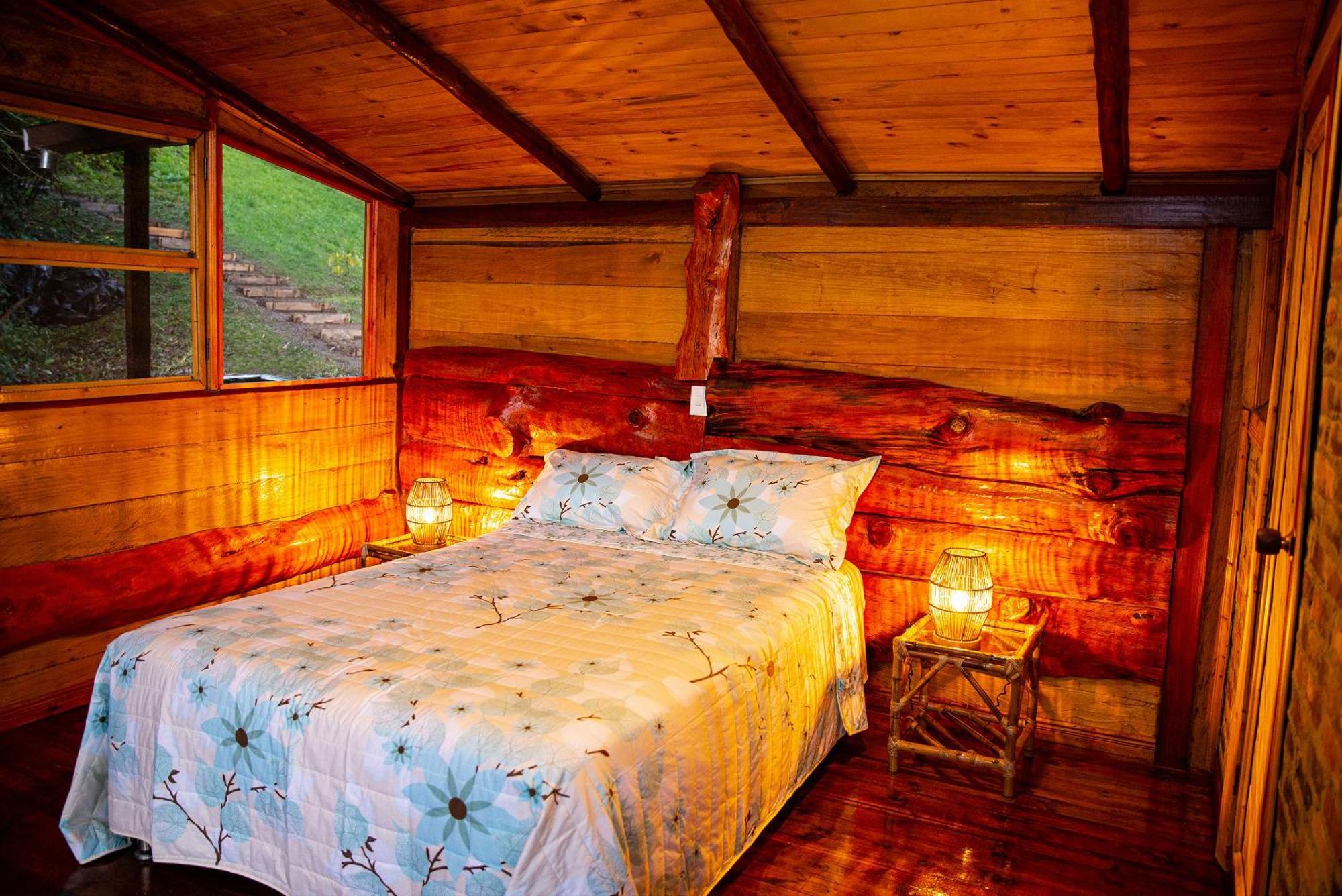 Сasa de vacaciones Baumhaus Rusticas Con Jacuzzi Privado